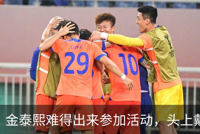 金泰熙难得出来参加活动，头上戴的是假发套，在镜头前面放不开显得很不自信